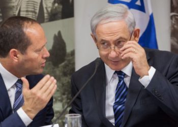 El primer ministro Benjamin Netanyahu (derecha) con el alcalde de Jerusalén Nir Barkat en Jerusalén, el 28 de mayo de 2014. (Emil Salman / POOL / Flash90)