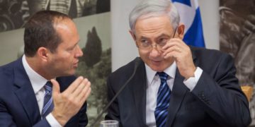 El primer ministro Benjamin Netanyahu (derecha) con el alcalde de Jerusalén Nir Barkat en Jerusalén, el 28 de mayo de 2014. (Emil Salman / POOL / Flash90)