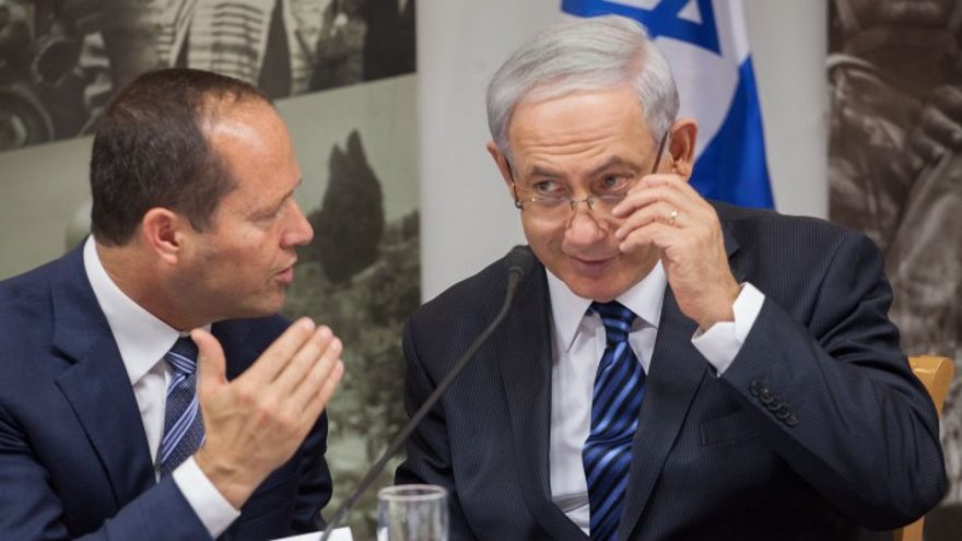 El primer ministro Benjamin Netanyahu (derecha) con el alcalde de Jerusalén Nir Barkat en Jerusalén, el 28 de mayo de 2014. (Emil Salman / POOL / Flash90)