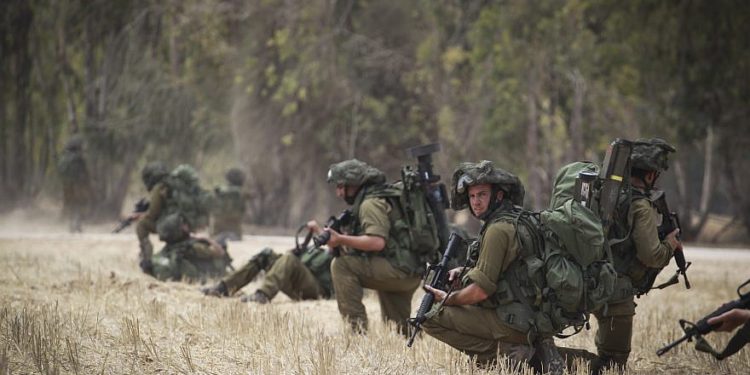 Los soldados de las Fuerzas de Defensa de Israel entrenan en un campo cerca de la frontera con Gaza en el sur de Israel el 22 de julio de 2014. Crédito: Hadas Parush / Flash90