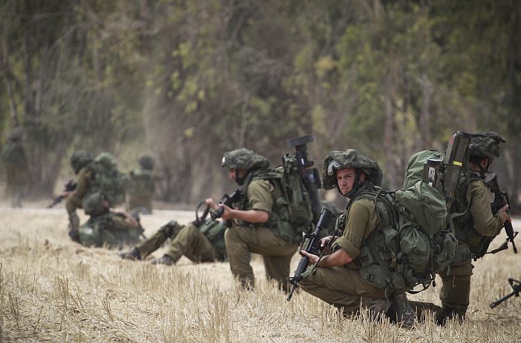 Los soldados de las Fuerzas de Defensa de Israel entrenan en un campo cerca de la frontera con Gaza en el sur de Israel el 22 de julio de 2014. Crédito: Hadas Parush / Flash90