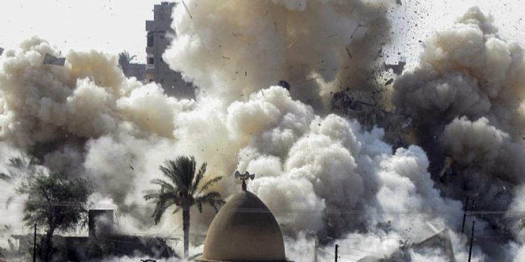 El humo se eleva después de una explosión de una casa durante una operación militar realizada por fuerzas de seguridad egipcias en la ciudad egipcia de Rafah, cerca de la frontera con el sur de la Franja de Gaza, el 29 de octubre de 2014. Foto de Abed Rahim Khatib / Flash90.