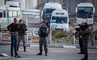 Las fuerzas de seguridad israelíes controlan a un hombre palestino en la entrada del campo de refugiados Shuafat en Jerusalén Este el 2 de diciembre de 2015. (Hadas Parush / Flash90)