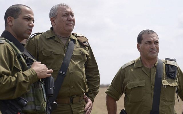 El Jefe de Estado Mayor de las FDI Gadi Eisenkot, centro, visita la División de Gaza con el Coronel Yaakov 'Yaki' Dolef y jefe del Comandante General Mayor General Eyal Zamir en el sur de Israel el 30 de agosto de 2016. (Portavoz de las FDI)