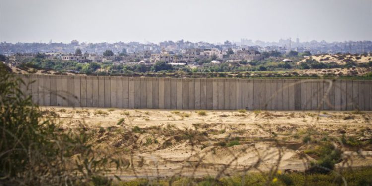Vista de la valla de seguridad que rodea la Franja de Gaza desde Israel. (Doron Horowitz / Flash90)