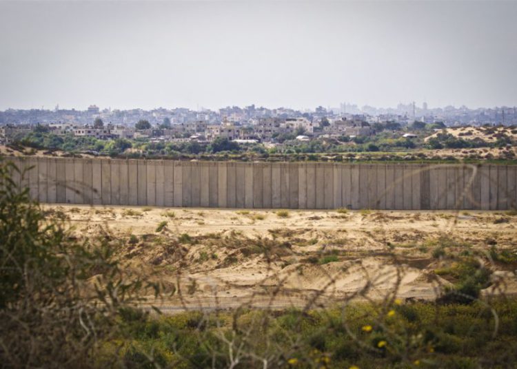 Vista de la valla de seguridad que rodea la Franja de Gaza desde Israel. (Doron Horowitz / Flash90)