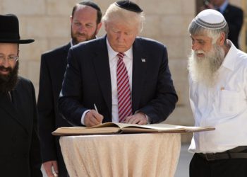 El presidente de los Estados Unidos, Donald Trump, con el rabino del Muro Occidental, el rabino Shmuel Rabinowitz (izquierda), en el Muro Occidental en Jerusalén el 22 de mayo de 2017. Foto de Nati Shohat / Flash90.