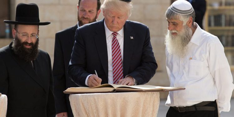 El presidente de los Estados Unidos, Donald Trump, con el rabino del Muro Occidental, el rabino Shmuel Rabinowitz (izquierda), en el Muro Occidental en Jerusalén el 22 de mayo de 2017. Foto de Nati Shohat / Flash90.