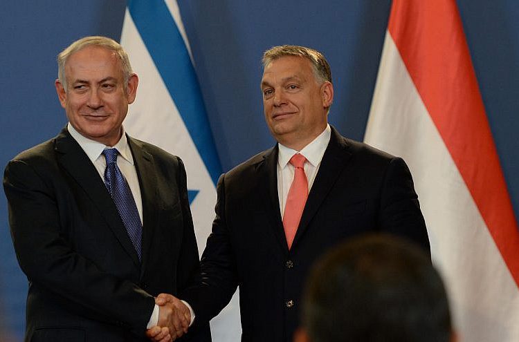 El primer ministro israelí, Benjamin Netanyahu (izquierda) y su primer ministro húngaro, Viktor Orbán, celebran una conferencia de prensa conjunta en el edificio del Parlamento en Budapest el 18 de julio de 2017. Crédito: Haim Zach / GPO.