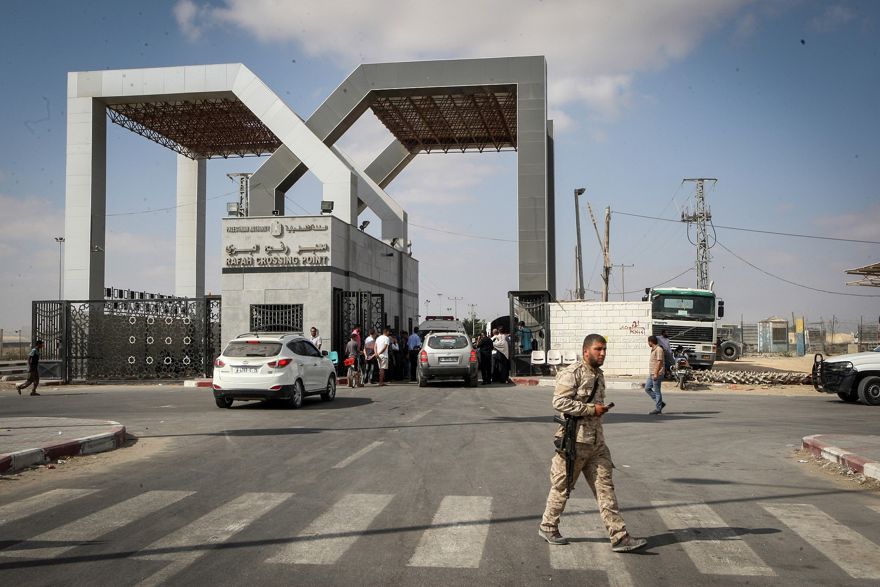 Los palestinos esperan para cruzar a Egipto a través del cruce fronterizo de Rafah en el sur de la Franja de Gaza, el 16 de agosto de 2017. (Abed Rahim Khatib / Flash90)