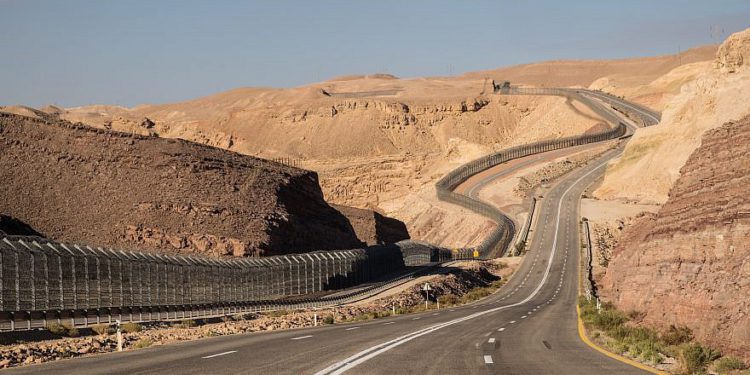 La cerca de la frontera con Egipto en Eilat, en el sur de Israel, el 18 de octubre de 2017. Foto por Yaniv Nadav / Flash90