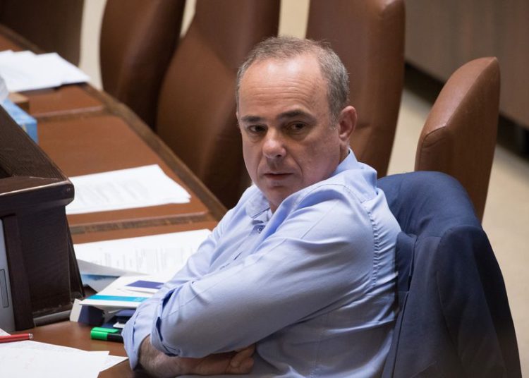 El ministro de Energía, Yuval Steinitz, asiste a una sesión plenaria en la Knesset en Jerusalén, el 23 de mayo de 2018. (Yonatan Sindel / Flash90)
