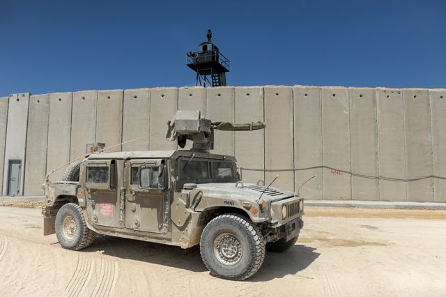 Un vehículo del ejército israelí conduce cerca de un nuevo muro de hormigón en la frontera entre Israel y el Líbano cerca de Rosh Hanikra en el norte de Israel el 5 de septiembre de 2018. Foto de Basel Awidat / Flash90.