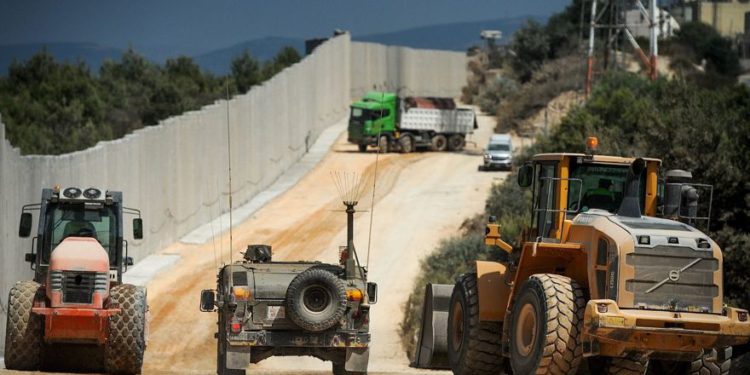 Los trabajos de construcción se llevan a cabo cerca de un nuevo muro de hormigón en la frontera entre Israel y el Líbano, cerca de Rosh Hanikra en el norte de Israel, el 5 de septiembre de 2018. (Basel Awidat / Flash90)
