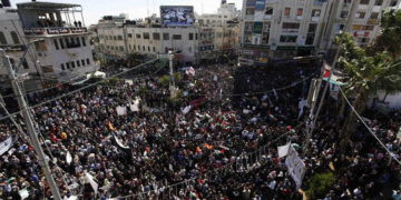 Miles de palestinos en Ramallah protestan contra una ley de seguridad social establecida por la Autoridad Palestina que los preocupa por la distribución de fondos, el 29 de octubre de 2018. Foto de Nasser Ishtayeh / Flash90.