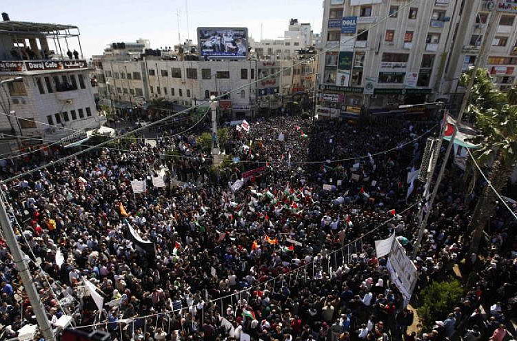 Miles de palestinos en Ramallah protestan contra una ley de seguridad social establecida por la Autoridad Palestina que los preocupa por la distribución de fondos, el 29 de octubre de 2018. Foto de Nasser Ishtayeh / Flash90.