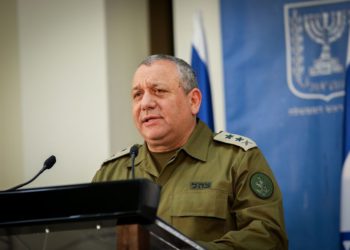 El Jefe de Estado Mayor de las FDI Gadi Eisenkot habla en una conferencia de prensa con el Primer Ministro Benjamin Netanyahu en la sede del ministerio de defensa en Tel Aviv, el 4 de diciembre de 2018. (Noam Revkin Fenton / Flash90)