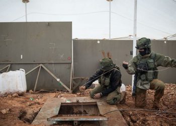 Soldados israelíes están parados cerca de un túnel de Hezbollah que cruza desde el Líbano a Israel, en la frontera cerca de Metula en el norte de Israel, el 24 de diciembre de 2018. Crédito: Hadas Parush / Flash90.