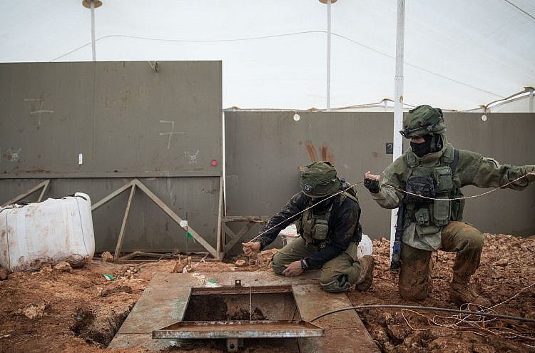 Soldados israelíes están parados cerca de un túnel de Hezbollah que cruza desde el Líbano a Israel, en la frontera cerca de Metula en el norte de Israel, el 24 de diciembre de 2018. Crédito: Hadas Parush / Flash90.