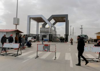 Las fuerzas de seguridad palestinas leales a Hamas montan guardia en el cruce fronterizo de Rafah, en el sur de la Franja de Gaza, el 8 de enero de 2019. (Abed Rahim Khatib / Flash90)