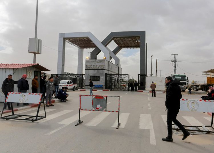 Las fuerzas de seguridad palestinas leales a Hamas montan guardia en el cruce fronterizo de Rafah, en el sur de la Franja de Gaza, el 8 de enero de 2019. (Abed Rahim Khatib / Flash90)