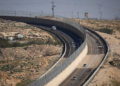 Vista de la Ruta 4370, al noreste de Jerusalén, que conecta el área de Geva Binyamin con la Ruta 1, y separa los vehículos de ciudadanos y no ciudadanos israelíes, el 10 de enero de 2019. Foto de Yonatan Sindel / Flash90.