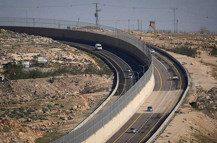 Vista de la Ruta 4370, al noreste de Jerusalén, que conecta el área de Geva Binyamin con la Ruta 1, y separa los vehículos de ciudadanos y no ciudadanos israelíes, el 10 de enero de 2019. Foto de Yonatan Sindel / Flash90.