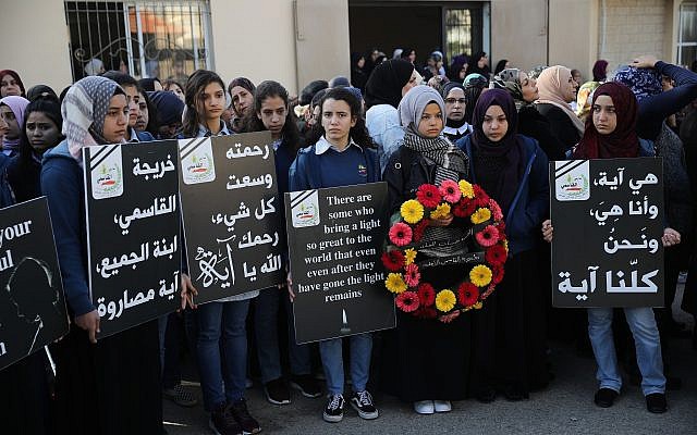 Los estudiantes lloran a Aya Maasarwe en Baqa al-Gharbiya el 23 de enero de 2019. (Hadas Parush / Flash90)