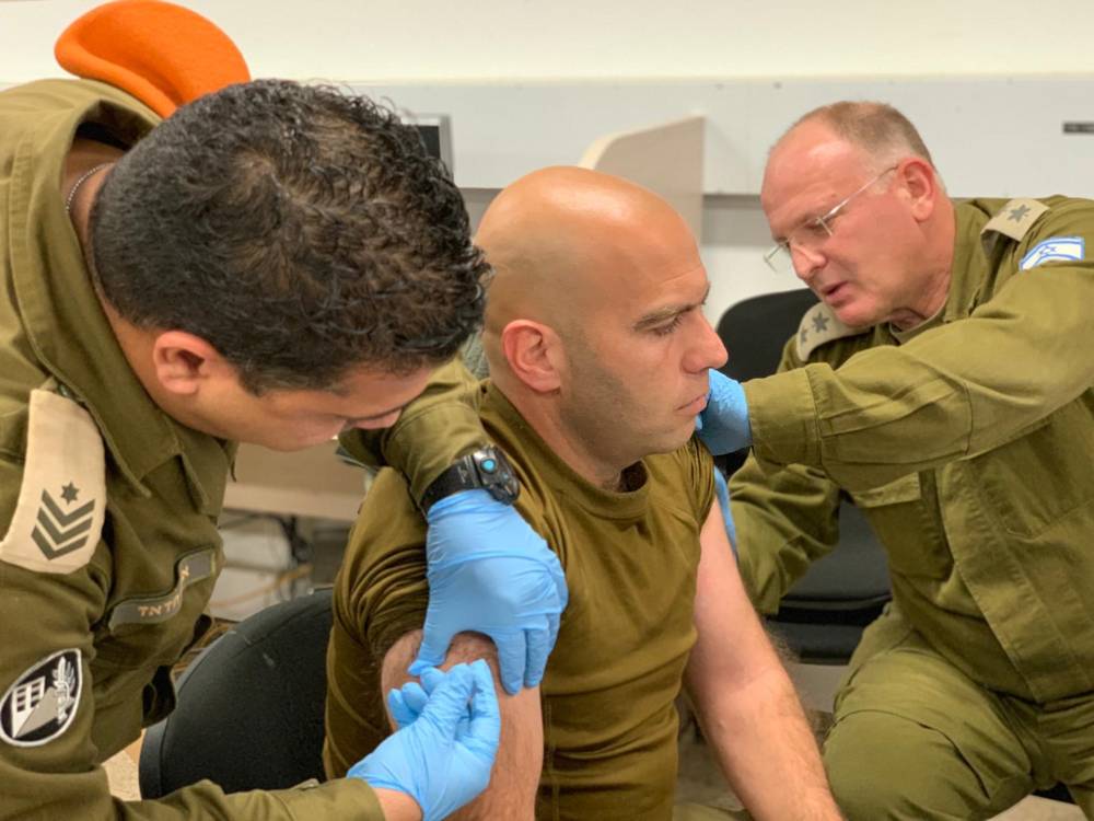 Un miembro de una delegación militar israelí recibe vacunas para viajar a Brasil para realizar operaciones de búsqueda y rescate en el país después de una represa, el 27 de enero de 2019. (Fuerzas de Defensa de Israel)