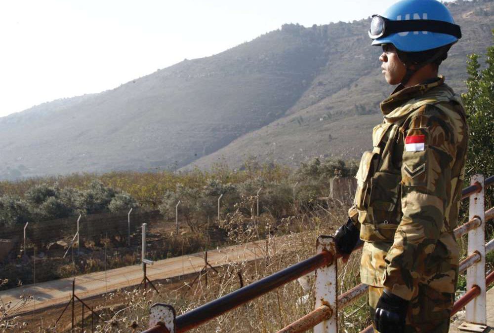 Noventa soldados de la ONU en el sur del Líbano han dado positivo al nuevo coronavirus, según un portavoz de la fuerza UNIFIL, los primeros casos reportados de la enfermedad. Los casos confirmados fueron transferidos a una instalación especial de la UNIFIL equipada para tratar los casos de Covid-19, dice el portavoz de la UNIFIL Andrea Tenenti en un comunicado. Dice que 88 de los infectados pertenecían al mismo contingente, pero no especificó las nacionalidades de los 90 miembros de las fuerzas de paz. “Hemos llevado a cabo un sólido rastreo de contactos, y aplicado un exhaustivo régimen de pruebas y aislamiento” para prevenir un brote mayor, dice. Unos 45 países aportan personal de mantenimiento de la paz a la FPNUL, que se creó en 1978 para patrullar la frontera entre Israel y el Líbano, que técnicamente están en guerra. En agosto, la ONU amplió el mandato de la misión de paz en un año, pero redujo la capacidad de las tropas de la fuerza de 15.000 a 13.000. Tenenti dice que las operaciones de la UNIFIL a lo largo de la frontera entre el Líbano e Israel no se ven afectadas por los nuevos casos de virus. En el Líbano se ha registrado un aumento del número de casos confirmados de coronavirus desde que el 4 de agosto se produjo una explosión en el puerto de Beirut que causó la muerte de más de 190 personas y arrasó amplias zonas de la capital.
