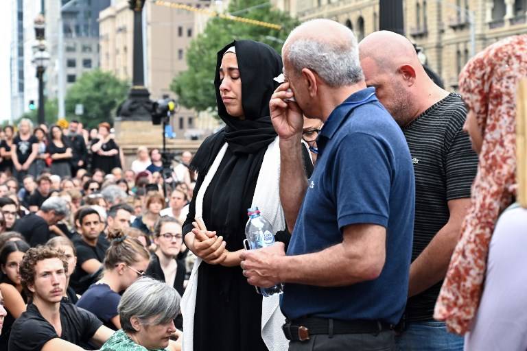 Las personas asisten a una vigilia en memoria del estudiante israelí asesinada Aiia Maasarwe en Melbourne el 18 de enero de 2019 (Allan LEE / AFP)