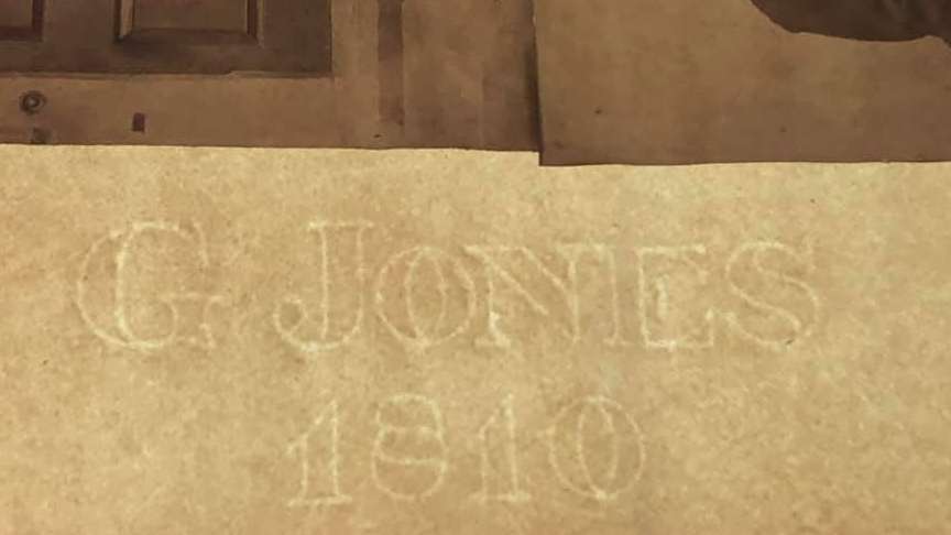 La marca de agua 'G Jones 1810' fue descubierta en la página del álbum durante una entrevista de The Times of Israel con la propietaria del álbum Karen Ievers. Jerusalén, 24 de enero de 2019. (Renee Ghert-Zand / TOI, © Karen Ievers)
