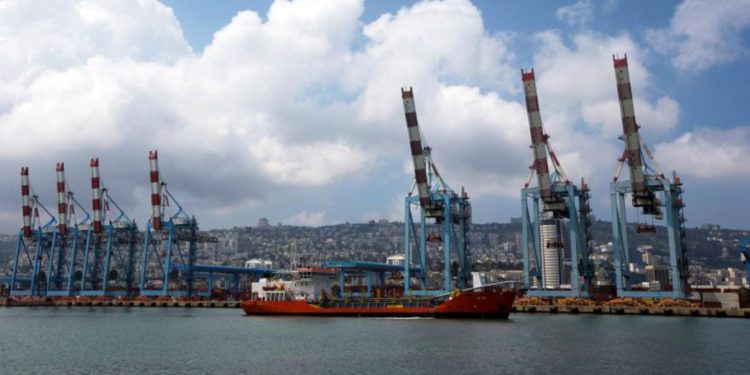 Las grúas se ven en el puerto de la ciudad de Haifa, en el norte de Israel, el 23 de abril de 2013. Foto: Reuters / Ronen Zvulun / File.