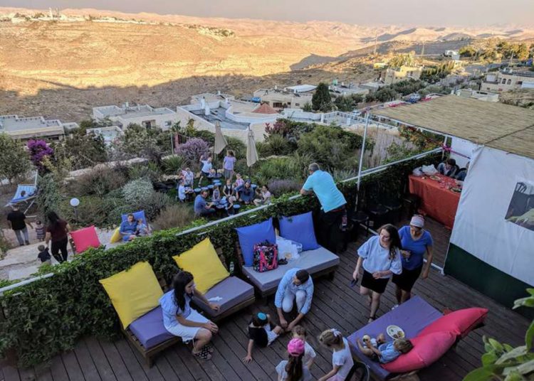 Amnistía Internacional insta a Airbnb y TripAdvisor a boicotear los poblados judíos en Judea y Samaria