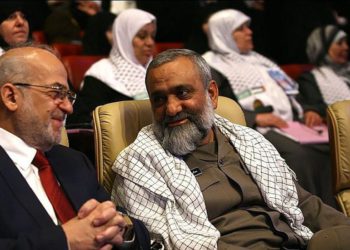 Mohammad Reza Naqdi, a la derecha, en una conferencia en Teherán en julio de 2012, sentado junto al ex primer ministro iraquí Ibrahim al-Jaafari. (Wikipedia / sayyed shahab-o-din vajedi / CC BY)