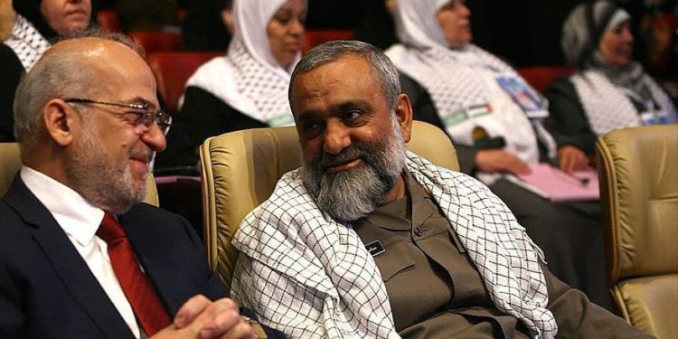 Mohammad Reza Naqdi, a la derecha, en una conferencia en Teherán en julio de 2012, sentado junto al ex primer ministro iraquí Ibrahim al-Jaafari. (Wikipedia / sayyed shahab-o-din vajedi / CC BY)