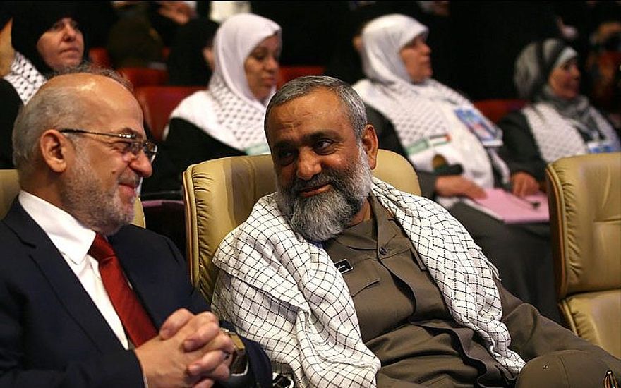 Mohammad Reza Naqdi, a la derecha, en una conferencia en Teherán en julio de 2012, sentado junto al ex primer ministro iraquí Ibrahim al-Jaafari. (Wikipedia / sayyed shahab-o-din vajedi / CC BY)