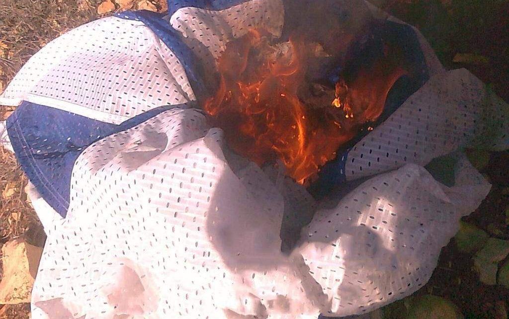 Una foto publicada el 6 de enero de 2019 por el Shin Bet, diciendo que es una captura de pantalla de un video que muestra una bandera israelí quemada por adolescentes judíos sospechosos de asesinar a una mujer palestina en Cisjordania. (Shin Bet)