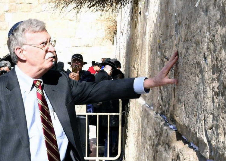 Furia en la Autoridad Palestina por visita de Bolton al Muro Occidental: “¡Nuestra capital ocupada!”