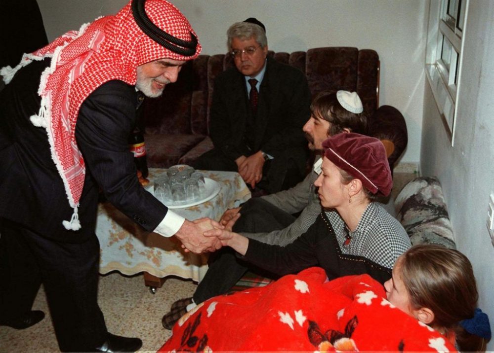 En la foto de archivo de este domingo 16 de marzo de 1997, el rey Hussein de Jordania da la mano a los miembros de la familia Badayev en Beit Shemesh que estaban de luto después de que su hija Shiri fuera asesinada por un soldado jordano. El rey Hussein vino a Israel para ofrecer sus condolencias a las siete familias que perdieron a sus hijas en un ataque en un viaje de clase. El soldado jordano que mató a siete niñas israelíes en un tiroteo en 1997 fue liberado el domingo 12 de marzo de 2017, después de cumplir 20 años en prisión. (FOTO AP / GPO / HO, Archivo)