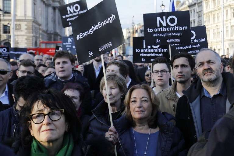 Miembros de la comunidad judía realizan una protesta contra el líder del Partido Laborista de la oposición, Jeremy Corbyn, y el antisemitismo en el Partido Laborista, frente a las Casas del Parlamento británico en el centro de Londres el 26 de marzo de 2018. (AFP / Tolga Akmen)