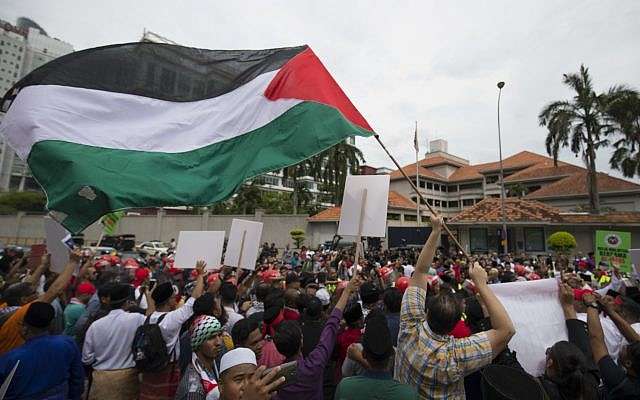 Manifestantes ondean banderas “palestinas” durante una protesta frente a la Embajada de los Estados Unidos en Kuala Lumpur, Malasia, el 8 de diciembre de 2017. (Foto AP / Vincent Thian)