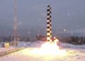 El nuevo misil balístico intercontinental Sarmat de Rusia se dispara durante un lanzamiento de prueba desde una ubicación no revelada en Rusia, el 1 de marzo de 2018. (RU-RTR Russian Television via AP)