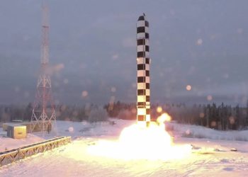 El nuevo misil balístico intercontinental Sarmat de Rusia se dispara durante un lanzamiento de prueba desde una ubicación no revelada en Rusia, el 1 de marzo de 2018. (RU-RTR Russian Television via AP)