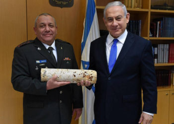 El jefe saliente de las FDI Gadi Eisenkot (L) y el primer ministro Benjamin Netanyahu posan con un trozo de piedra de la operación del ejército para localizar y destruir túneles fronterizos desde el Líbano donde fue excavado por el grupo terrorista Hezbollah, en el Ministerio de Defensa de Tel. Aviv, el 15 de enero de 2019. (Ariel Hermoni / GPO)