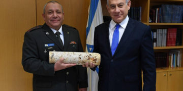 El jefe saliente de las FDI Gadi Eisenkot (L) y el primer ministro Benjamin Netanyahu posan con un trozo de piedra de la operación del ejército para localizar y destruir túneles fronterizos desde el Líbano donde fue excavado por el grupo terrorista Hezbollah, en el Ministerio de Defensa de Tel. Aviv, el 15 de enero de 2019. (Ariel Hermoni / GPO)