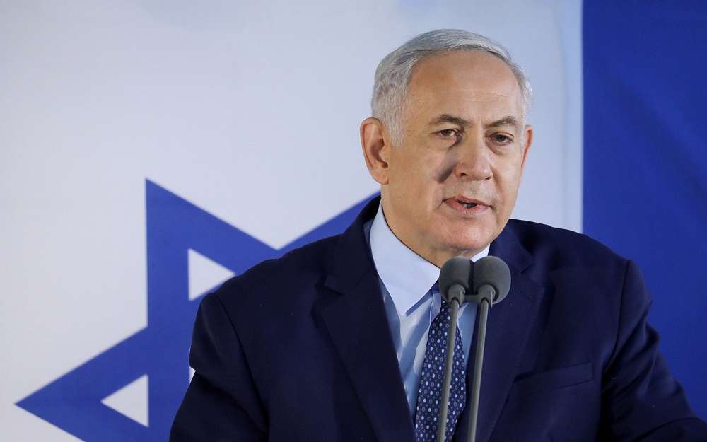 El primer ministro Benjamin Netanyahu habla en el funeral del ex ministro de Defensa y de Relaciones Exteriores Moshe Arens en Savyon Cemeter, el 8 de enero de 2019. (Flash 90)