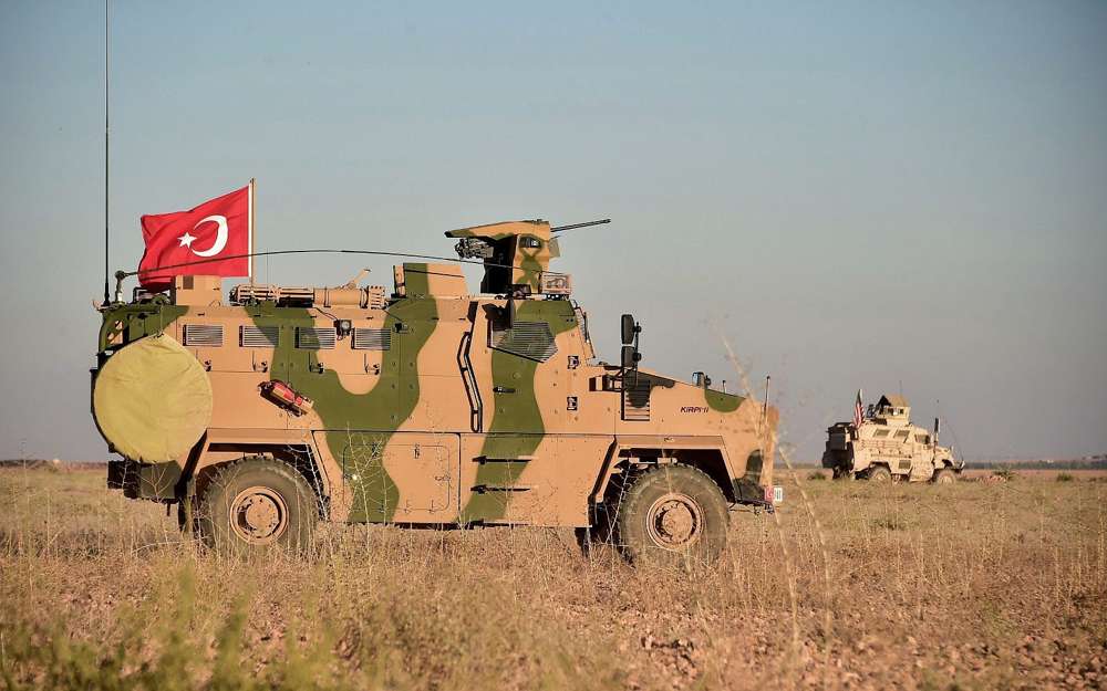 En una foto del 1 de noviembre de 2018, las tropas turcas y estadounidenses realizan patrullas conjuntas alrededor de la ciudad siria de Manbij, como parte de un acuerdo que apunta a aliviar las tensiones entre los dos aliados de la OTAN. (Ministerio de Defensa turco a través de AP, Pool)