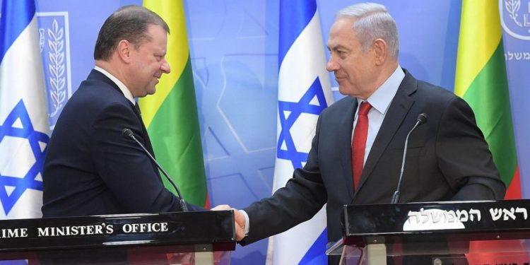 El primer ministro Benjamin Netanyahu (derecha) se reúne con el primer ministro lituano, Saulius Skvernelis, en Jerusalem, el 29 de enero de 2019 (Amos Ben-Gershom / GPO)