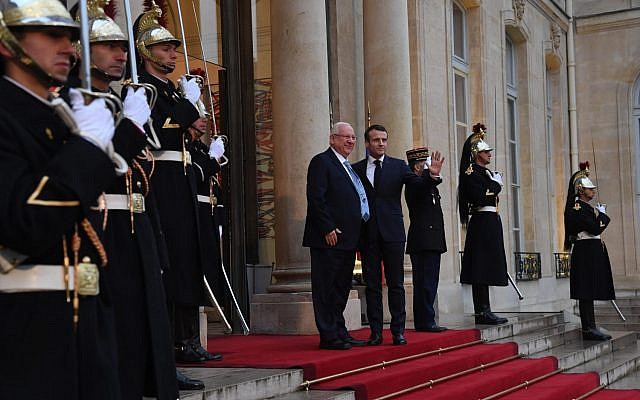 Pesident Reuven Rivlin, centro izquierda, se encuentra con el presidente de Francia, Emmanuel Macron, en los escalones del Palacio del Elíseo en París, el 23 de enero de 2019. (Haim Zach / GPO)